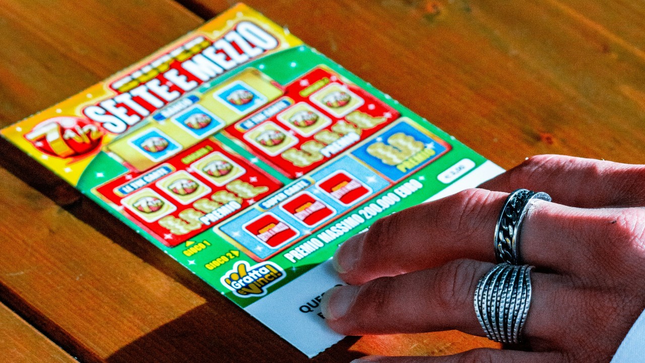 Românca din Italia care a câștigat 500.000 de euro la loterie, denunțată de concubin după ce a fugit cu biletul norocos, a fost găsită