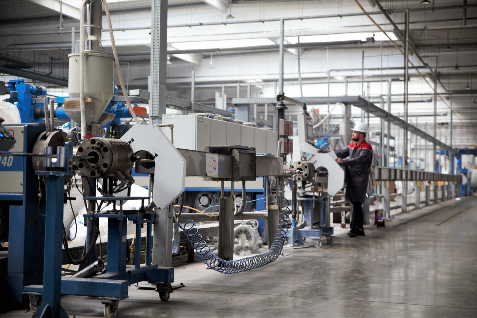 O fabrică din România oferă salarii nete începând de la 8.000 de lei. Ce alte beneficii de relocare mai oferă