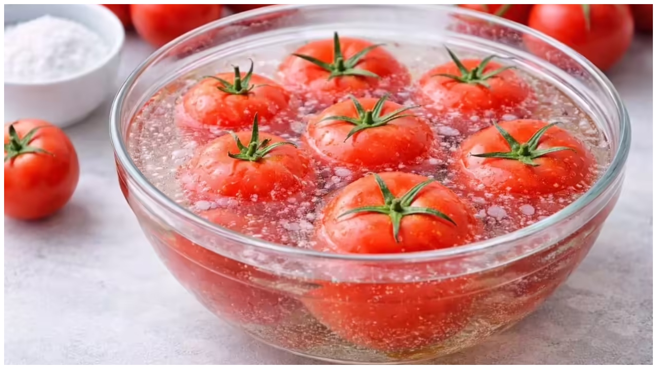 Nu mai spăla roșiile doar cu apă. Iată un truc simplu care ajută la îndepărtarea pesticidelor