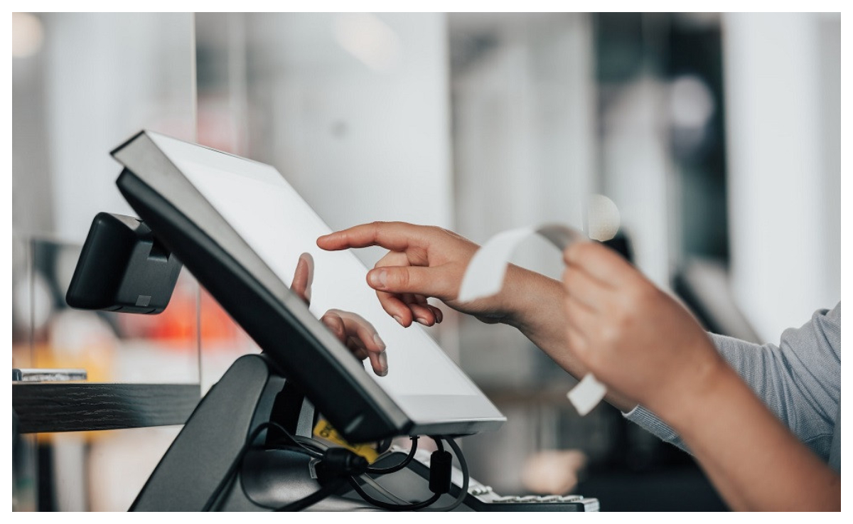 Cât câștigă pe lună casierii de la Petrom, OMV, Rompetrol, MOL, Lukoil și SOCAR. Unde se dau cele mai mari salarii