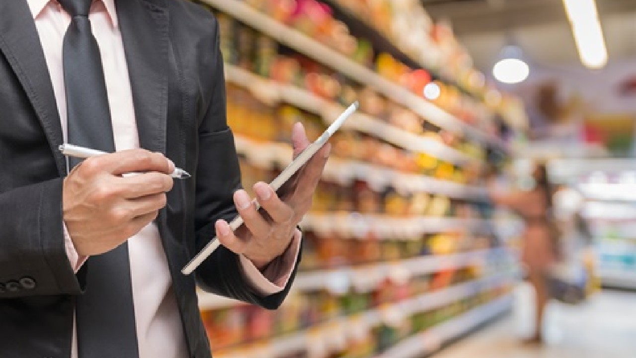 Motivul incredibil pentru care angajatul unui supermarket a primit despăgubiri în valoare de 12.000 de lire sterline din partea companiei