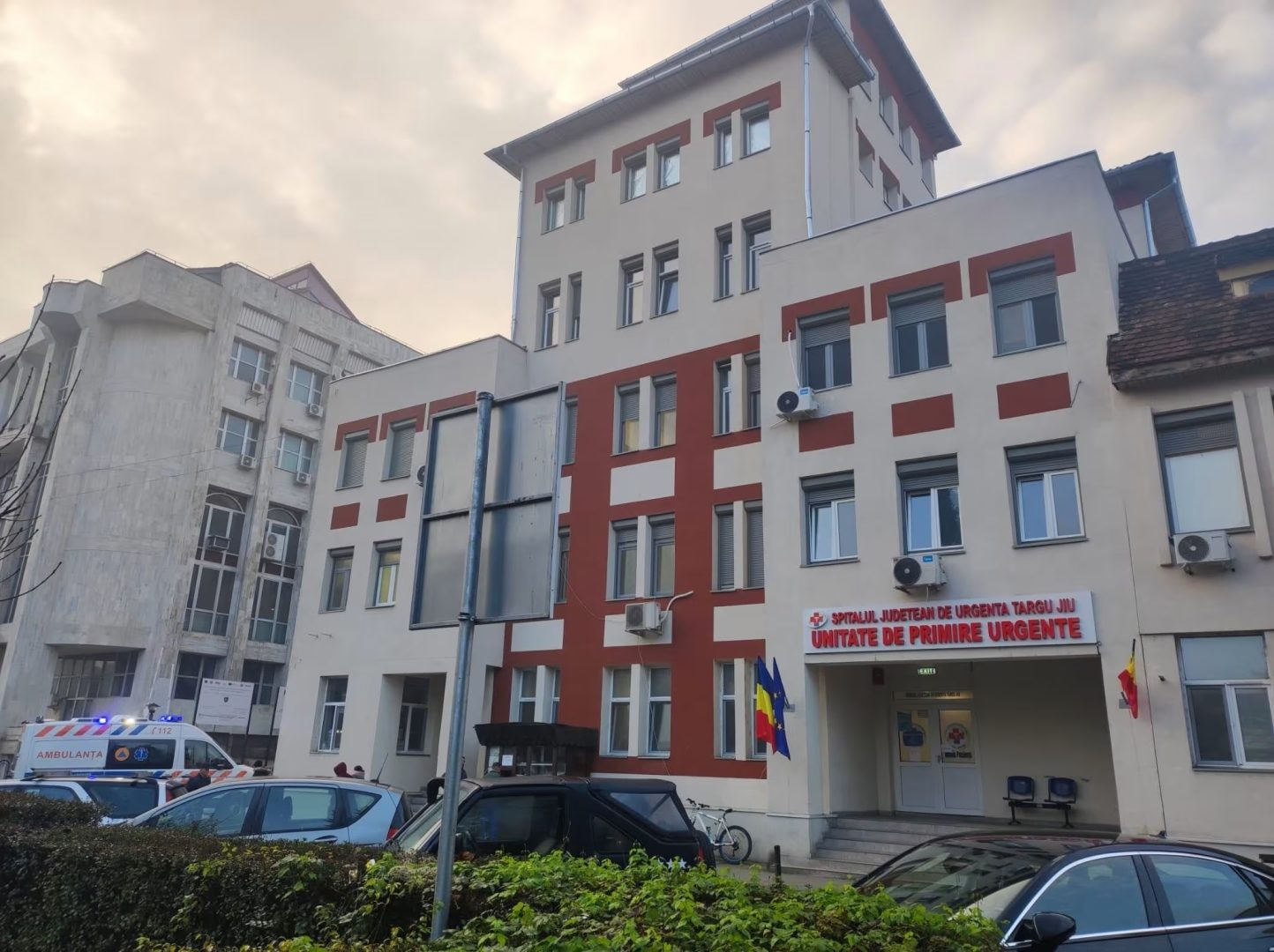 Fetița de 4 ani adusă de mama ei la spital, cu răni grave și în comă, a murit după patru săptămâni. Mama copilului și partenerul său sunt în arest