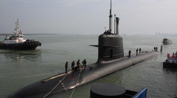 O româncă, arestată în Marea Britanie după ce a vrut să intre în baza cu submarine nucleare! A fost ajutată de un iranian