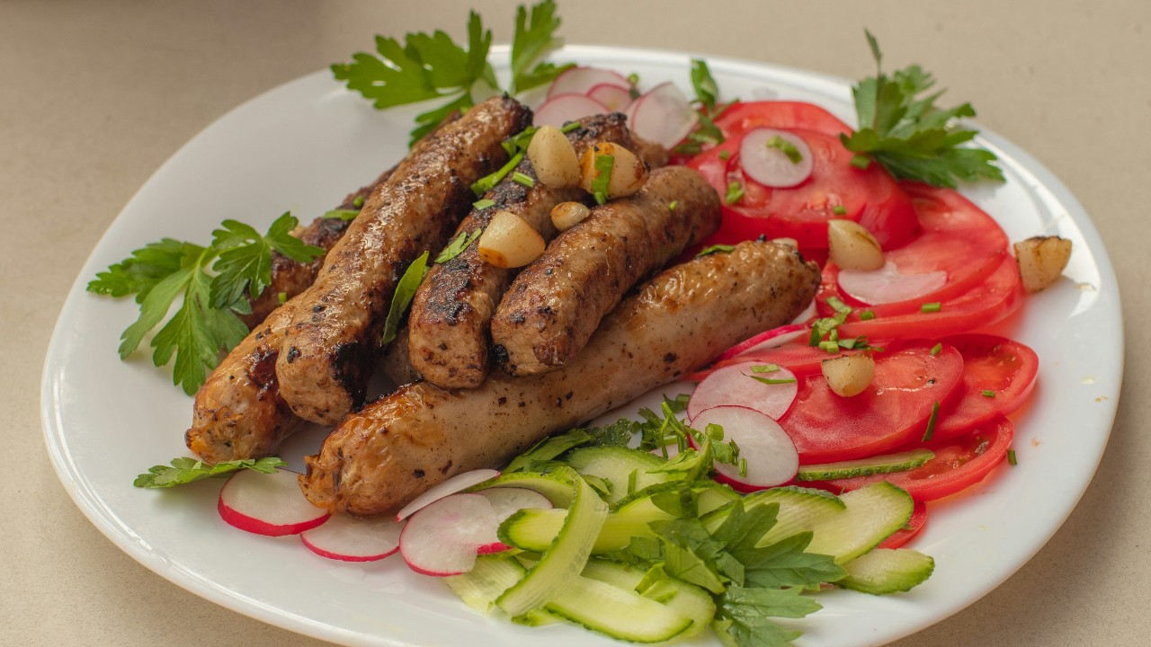 Ce conțin, de fapt, crenvurștii de post de la Carrefour. Mulți români îi consumă în Postul Paștelui