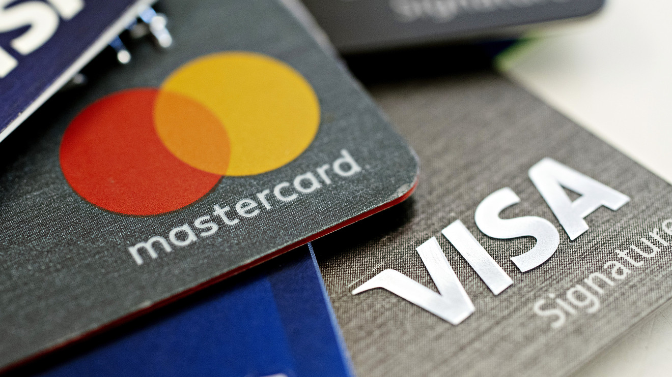 Anunţul momentului pentru românii care au carduri Visa şi Mastercard. Vine de la UE!