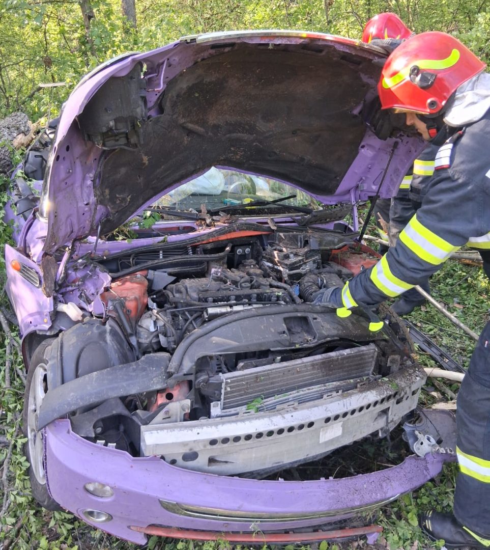 Tânără de 18 ani, moartă după ce maşina în care se afla a derapat şi a ieşit de pe şosea. La volan se afla o şoferiţă începătoare