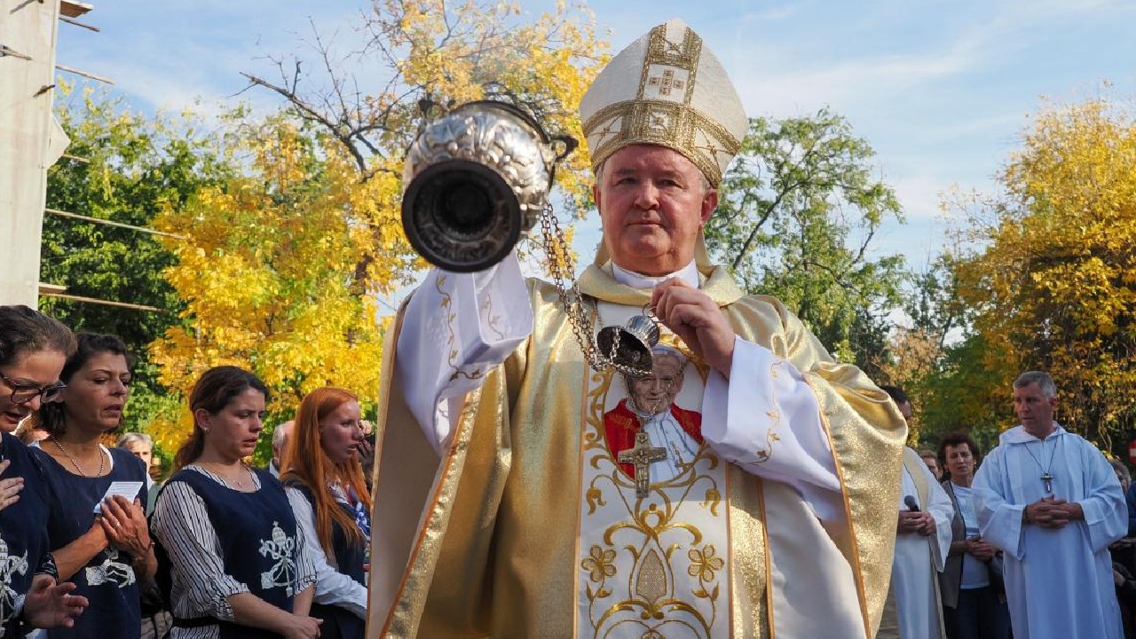 Arhiepiscopul romano-catolic Aurel Percă, în Pastorala de Paști: „Lumina Învierii străluceşte şi ne aminteşte că Dumnezeu nu părăseşte niciodată omenirea”