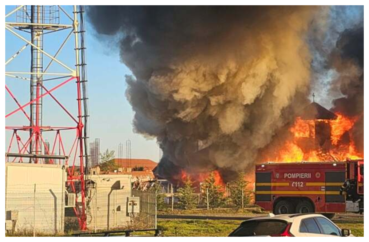 Biserica de lemn din Săcălaz, mistuită de flăcări în Săptămâna Mare VIDEO