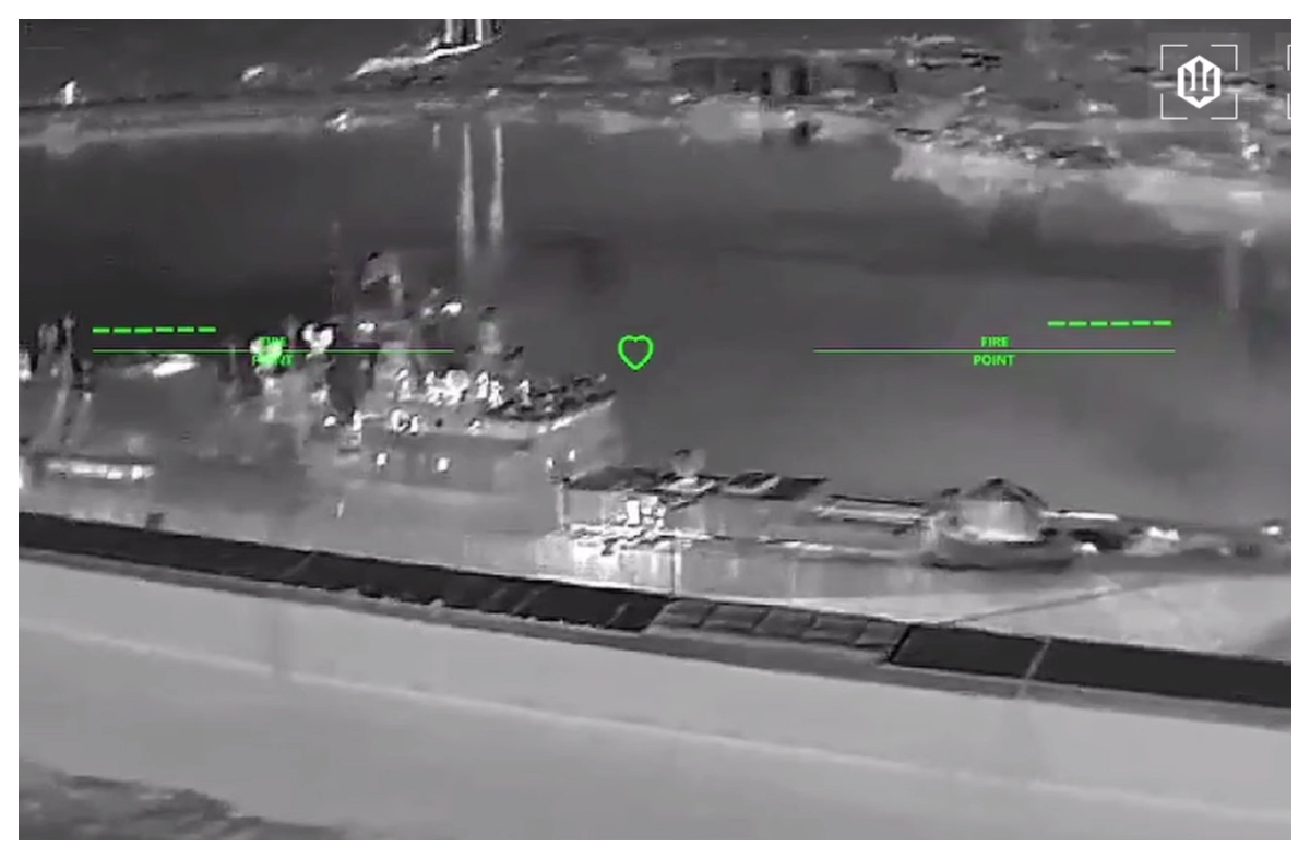 Ucraina a lovit o platformă petrolieră rusească în Marea Neagră. Replică cu drone la Nikopol