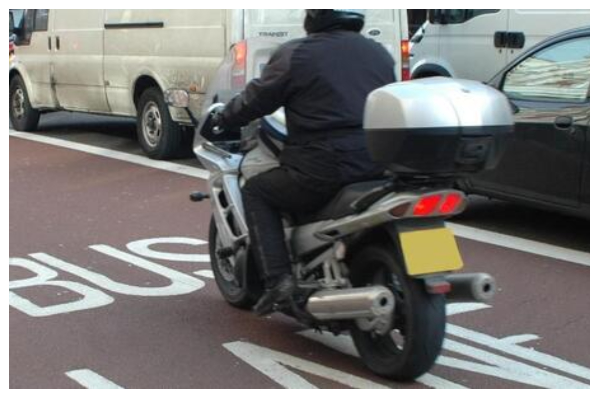 Cod rutier 2026. Motociclete şi scuterele pot circula pe banda de urgenţă a transportului în comun