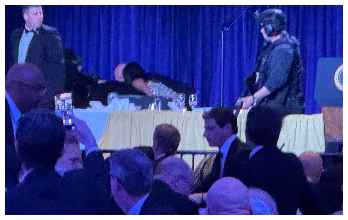 Focuri de armă la Casa Albă, chiar în timpul Cinei Corespondenților / Trump şi Vanvce au fost evacuaţi de urgență / Atacatorul a fost reținut