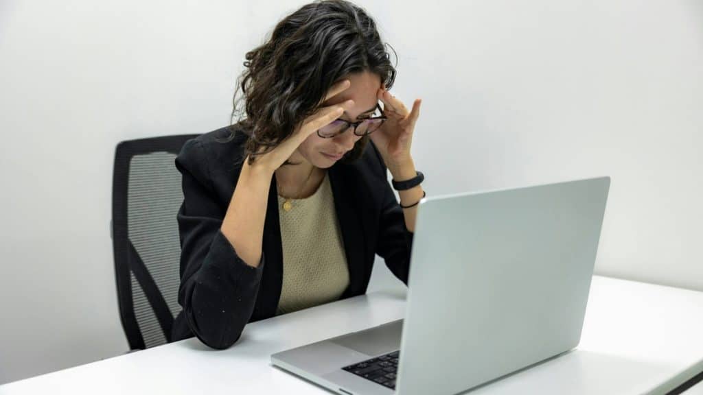 Paradox în piața muncii: Unele companii concediază la greu, în timp ce altele se bat pe angajați. Un specialist explică discrepanța