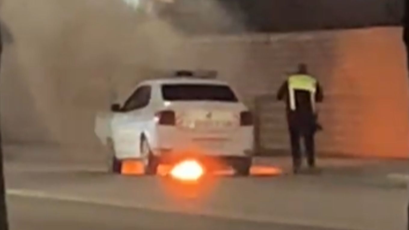 Un Logan de poliţie a luat foc în trafic, în Iaşi VIDEO