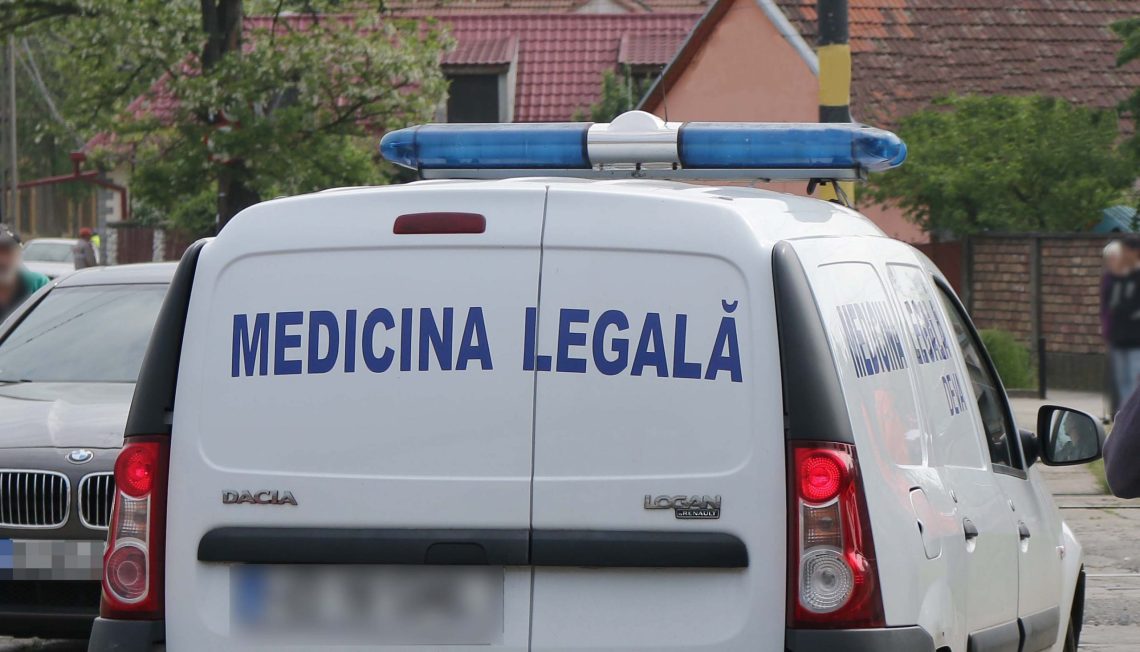 O femeie de profesie medic, găsită spânzurată de unitatea exterioară de aer condiționat