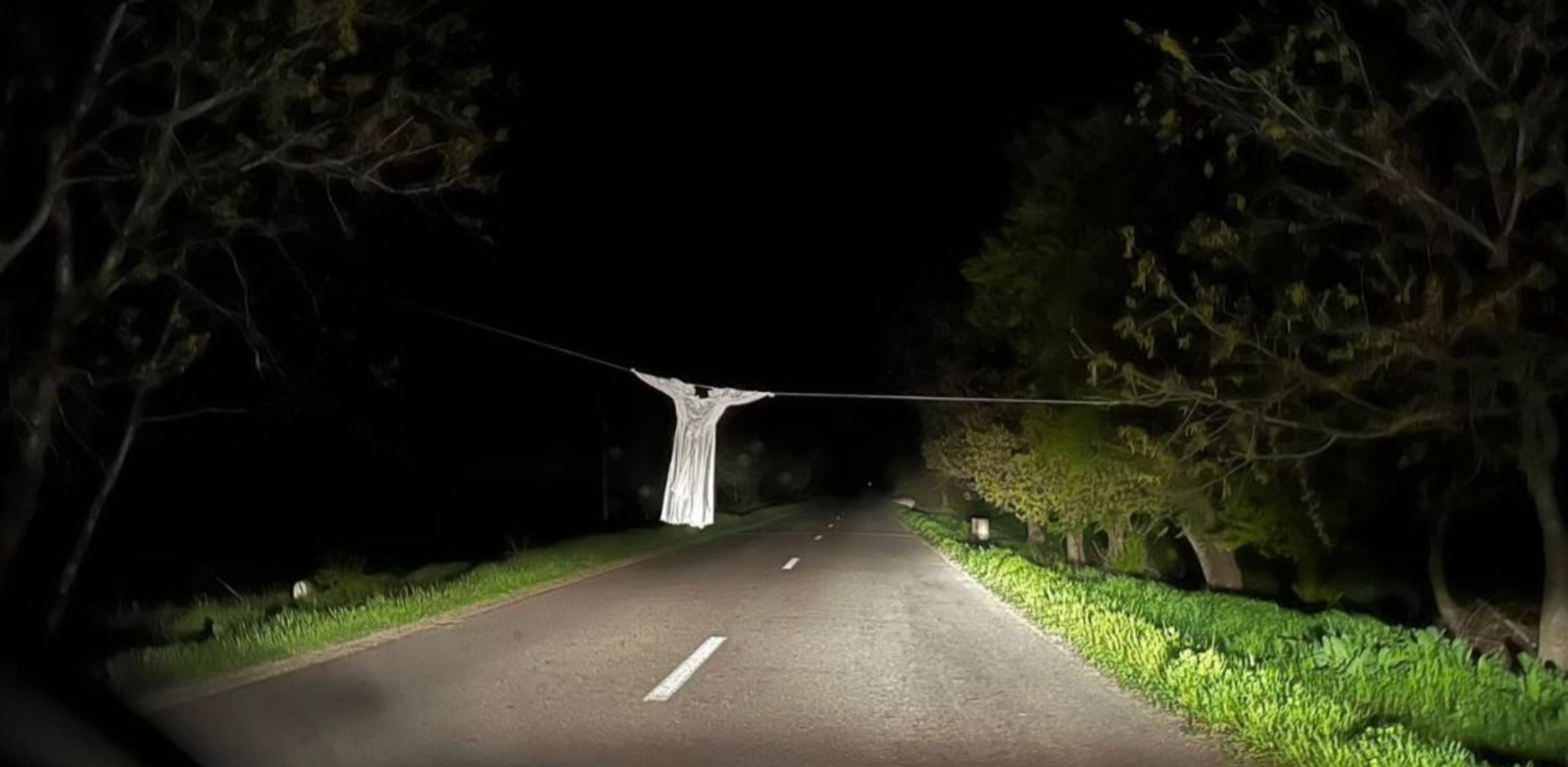 Glumă macabră pe un drum din Călăraşi. O sperietoare agăţată pe un drum judeţean putea provoca accidente grave