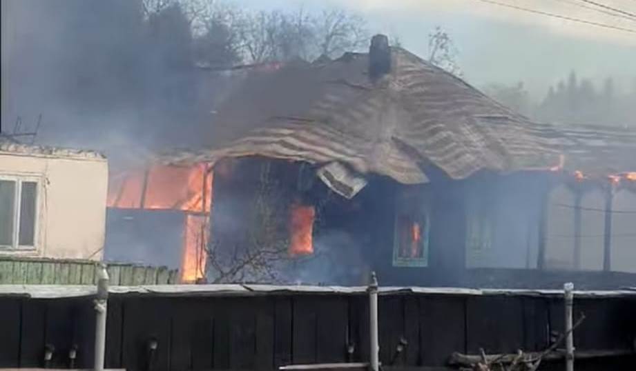 Incendiu devastator în Vrancea. 11 case de lemn s-au făcut scrum la Soveja FOTO şi VIDEO