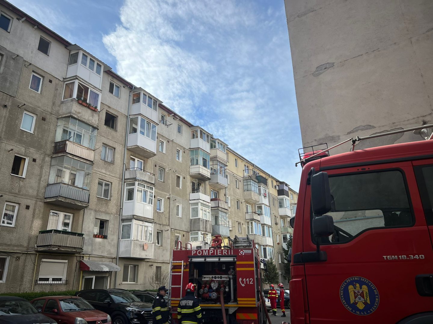 Incendiu într-o garsonieră din Sibiu. Un bărbat a murit carbonizat după ce a uitat să stingă ţigara; 21 de persoane au fost evacuate