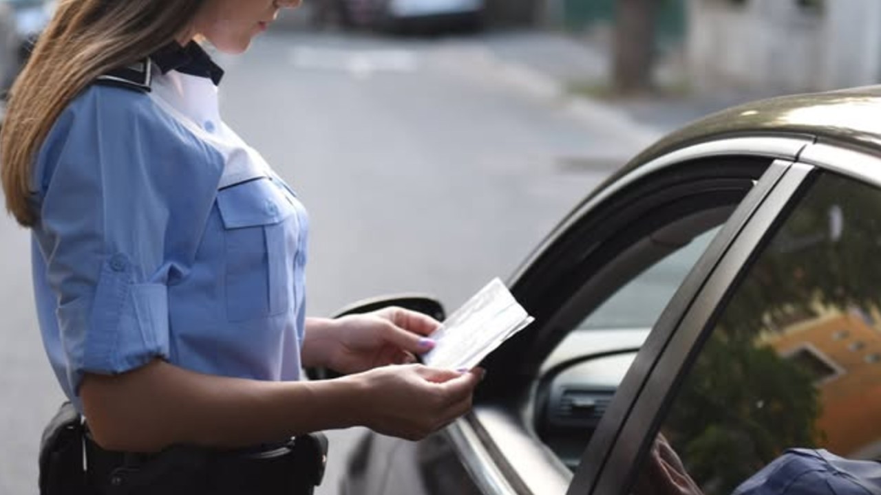 Amendă de până la 1.320 de lei pentru șoferii care pleacă la drum fără acest document. Mulți conducători auto uită că trebuie să îl aibă asupra lor