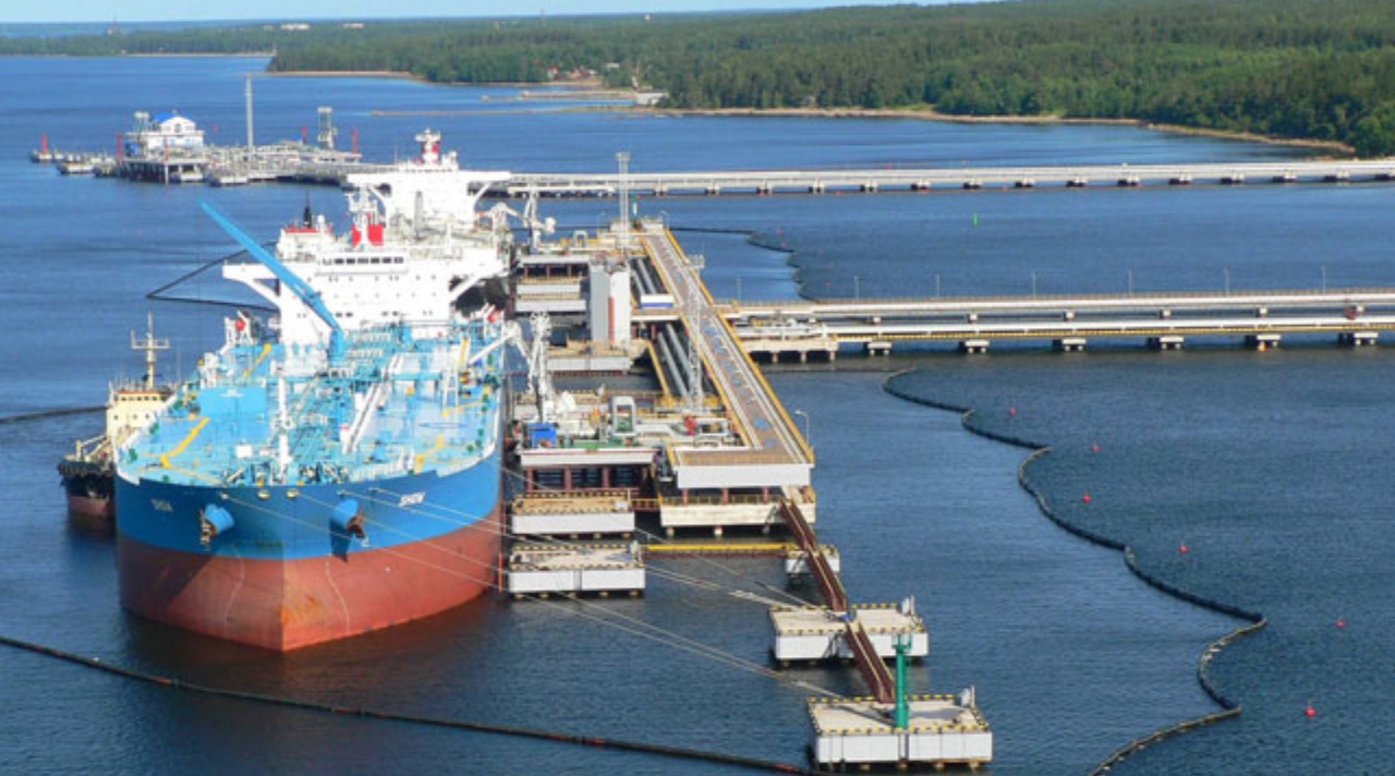 Atac aproape de granița cu Finlanda. O dronă ucraineană a lovit o conductă petrolieră lângă un port important pentru Rusia, Europa și Asia