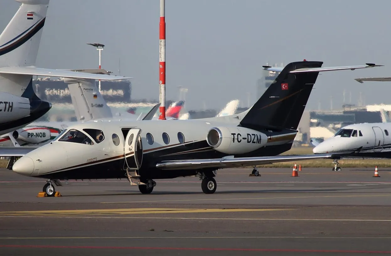 Avionul special cu care este adusă Lumina Sfântă la București, din zona de conflict din Orientul Mijlociu. Ce dotări are aeronava și cine operează zborul