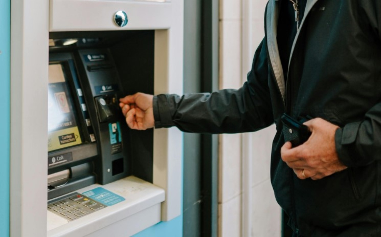 Anunț de ultimă oră pentru seniori. S-au făcut plățile pentru pensii! CÂND vor fi banii pe card