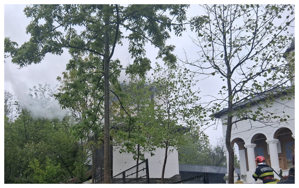 Incendiu la o biserică din Vâlcea. Garda de intervenţie Măciuca a trimis trei autospeciale VIDEO