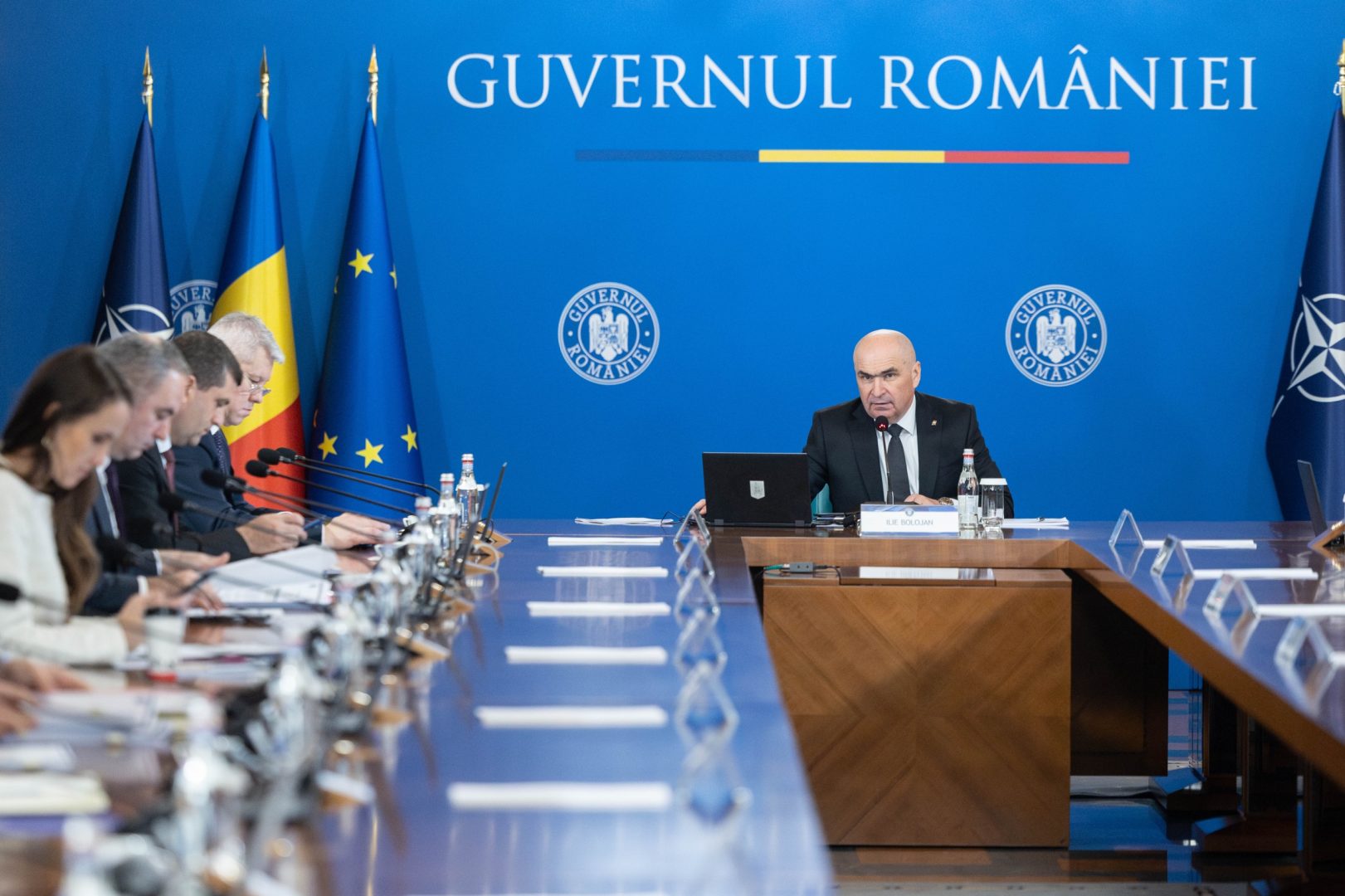 Contraatacul lui Ilie Bolojan. Premierul ameninţă că trimite în şomaj toţi liderii PSD numiţi în funcţii, de la miniştri la prefecţi şi şefi de agenţii: „Dacă nu pleacă singuri…”