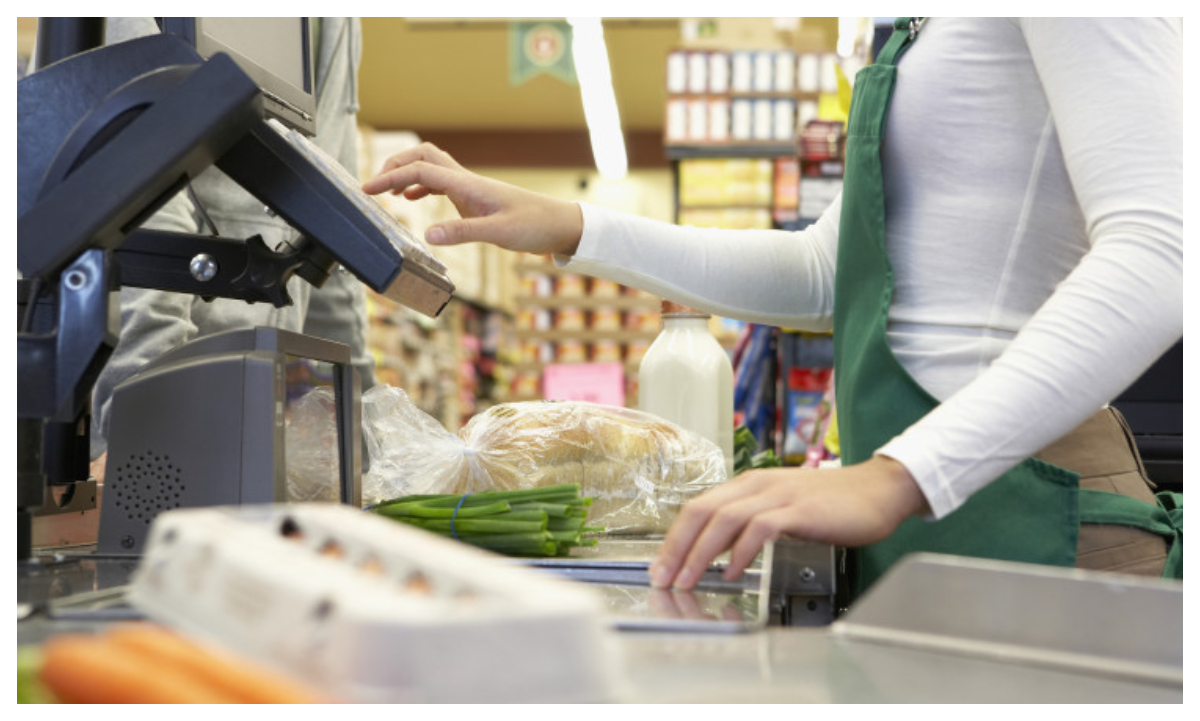 Casieră dată afară pentru că nu a scanat două produse. Femeia lucra de 20 de ani la același supermarket: ”Nu a fost o neglijență”
