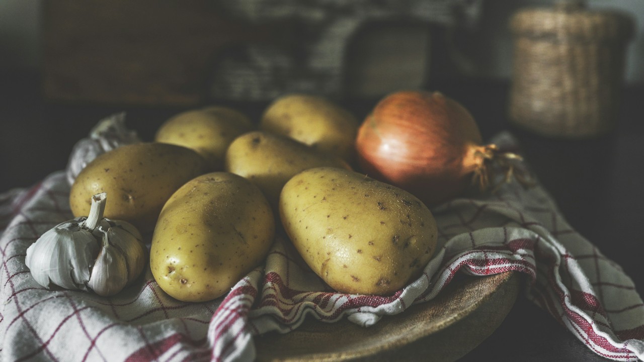 De ce nu ar trebui să ții cartofii și ceapa în același loc. Trucul simplu pe care trebuie să îl știe oricine