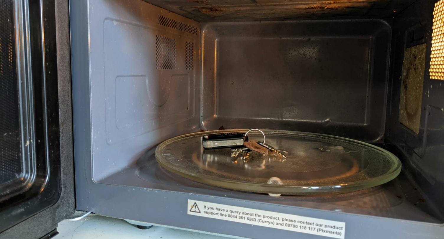 De ce aleg tot mai mulți șoferi să își țină cheile mașinii în cuptorul cu microunde. Cum funcționează, de fapt, acest truc