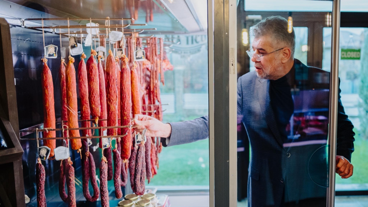 Marcel Ciolacu laudă Cârnații de Pleșcoi, ajunși pe locul șapte în topul mondial: „Buzăul are produse care se impun prin calitate și tradiție”