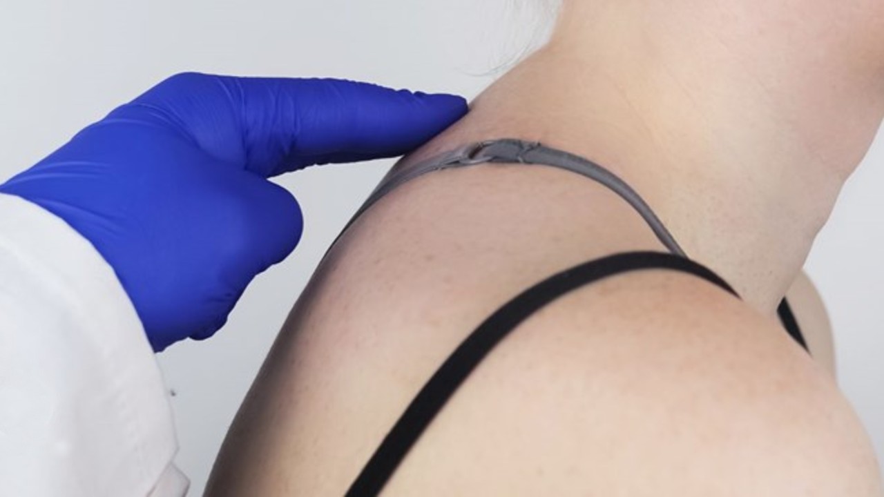 De ce sunt considerați milenialii generația cocoșată. Experții trag un semnal de alarmă cu privire la efectul utilizării ecranelor