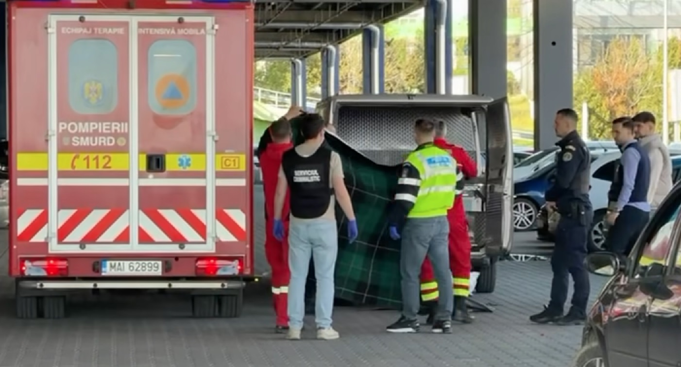 Tragedie în Craiova. O fetiţă de doar 4 ani a murit într-o maşină parcată în faţa unui centru comercial