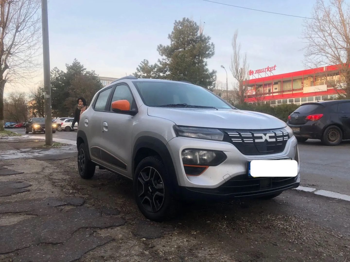 Speriați de scumpirea carburanților, românii trec pe mașini electrice. Creștere de 152% a autoturismelor pur electrice în martie, față de anul trecut