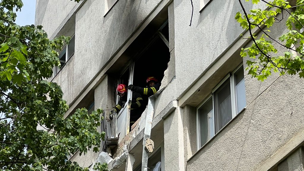 O trotinetă electrică pusă la încărcat a explodat într-un apartament din Bucureşti. Proprietarul a ajuns la spital cu arsuri, iar apartamentul a fost distrus 