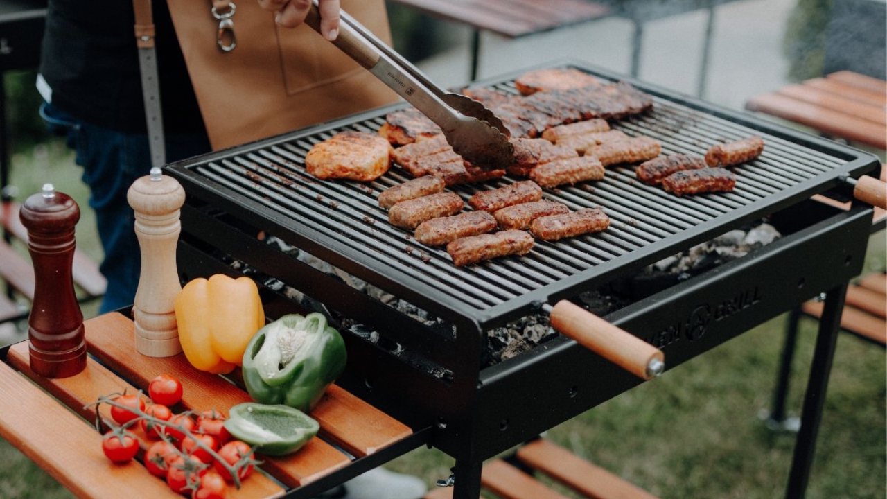 Regula pe care trebuie să o respecți atunci când faci grătar în curte. Amenzi de până la 2.500 de lei