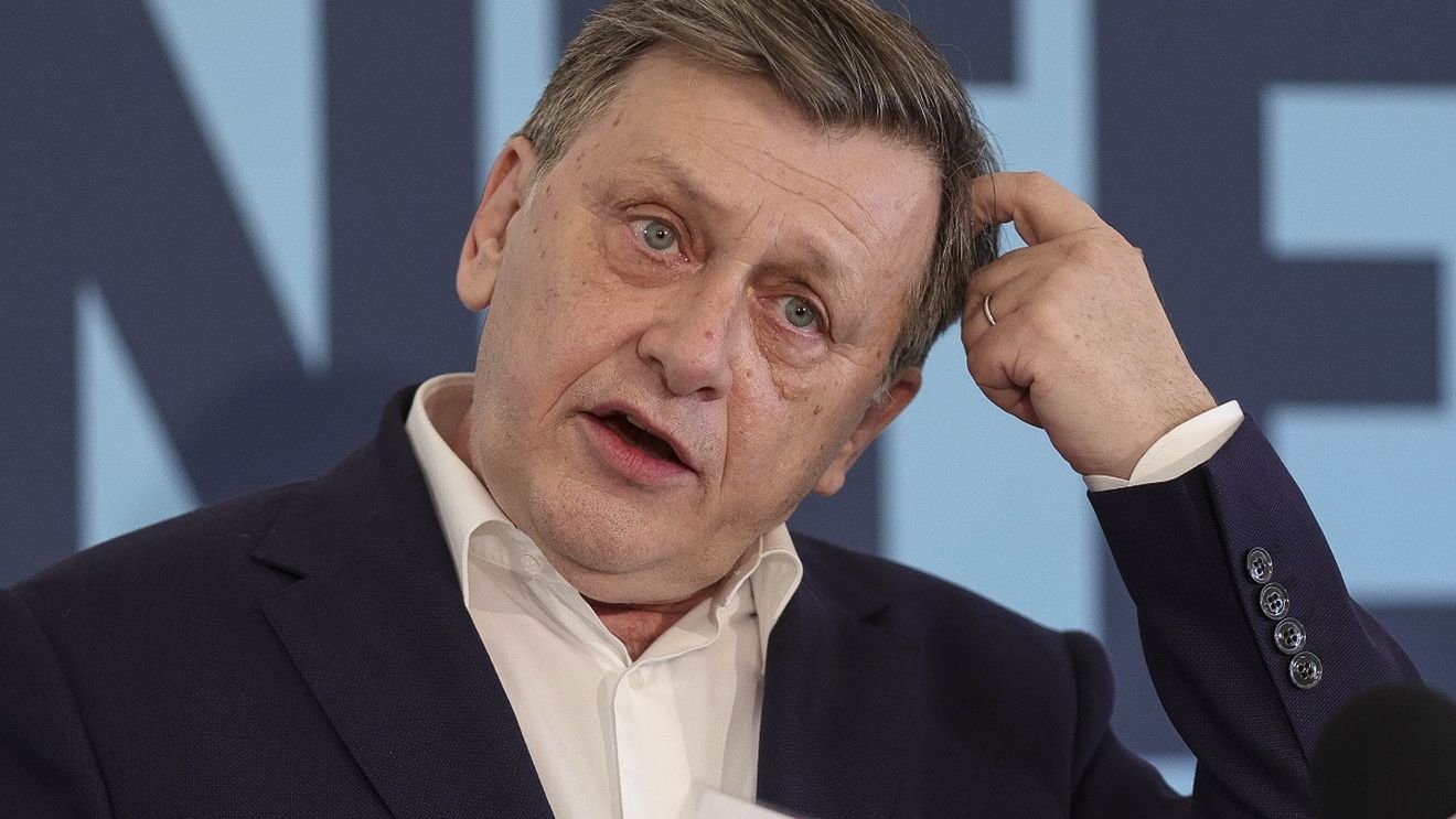 Crin Antonescu îl atacă din nou pe Ilie Bolojan și spune că există cel puțin două persoane în PNL care ar reprezenta variante de premier ”net superioare din toate punctele de vedere”