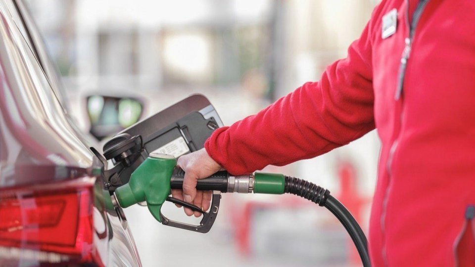 Câți bani economisesc românii la pompă după cele două tăieri ale Guvernului