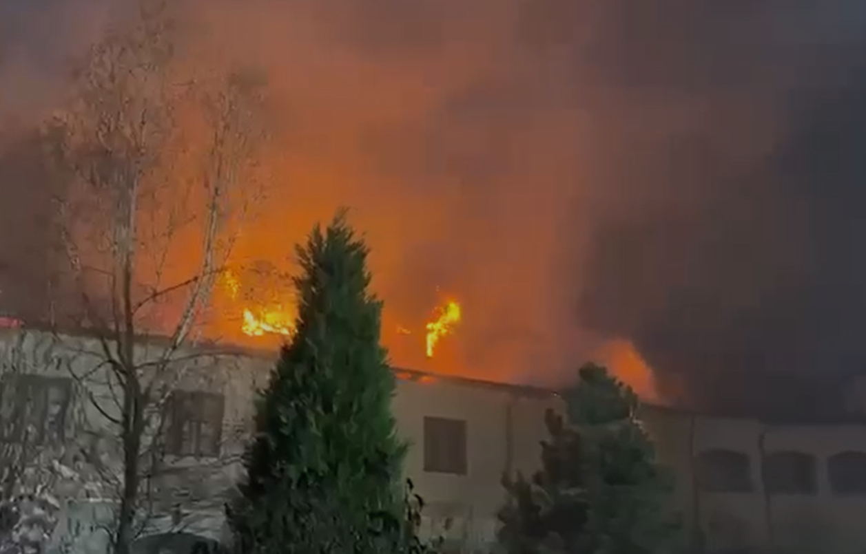 VIDEO Incendiu devastator la Mănăstirea Bistriță din Vâlcea. Pompierii au intervenit cu zece autospeciale