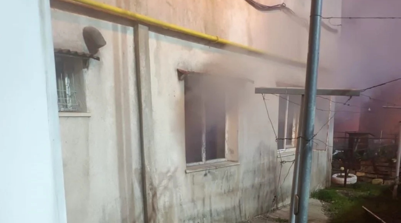 O mamă și un fiu din Tulcea, decedați în propriul apartament după un incendiu cauzat de un cablu electric defect