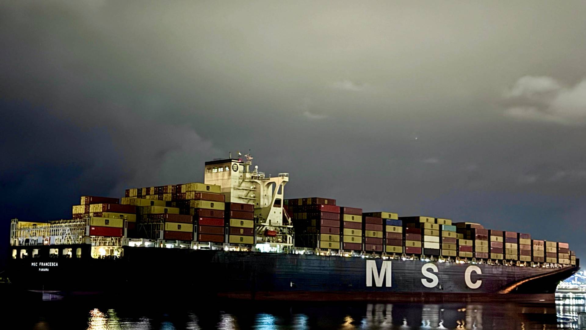 Patru români se află la bordul unei nave sechestrate de Iran. Anunțul MAE