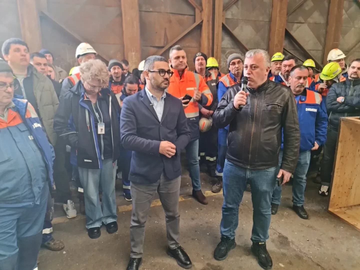 VIDEO Ministerul Muncii acordă un ajutor de 5.000 de lei fiecărui angajat afectat de falimentul Şantierului Naval Mangalia. Ministrul Florin Manole, în mijlocul muncitorilor: „Am spus că protejarea drepturilor salariale ale angajaților este o prioritate şi ne-am ţinut de acest angajament”