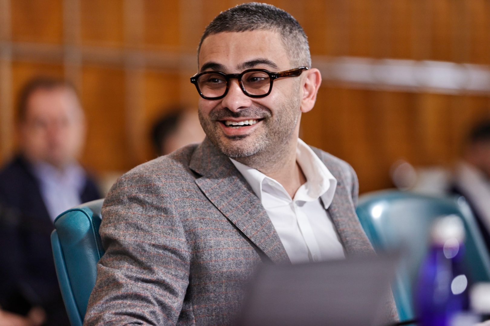 Ajutor de 5.000 de lei. Cine sunt angajaţii care ar putea avea cardurile alimentate DOCUMENT în dezbatere publică