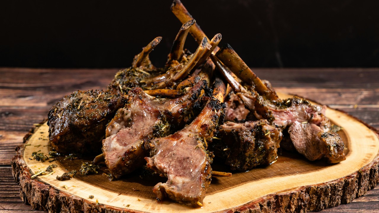 Medicii trag un semnal de alarmă cu privire la consumul de carne de miel. Poate afecta ficatul, rinichii și inima