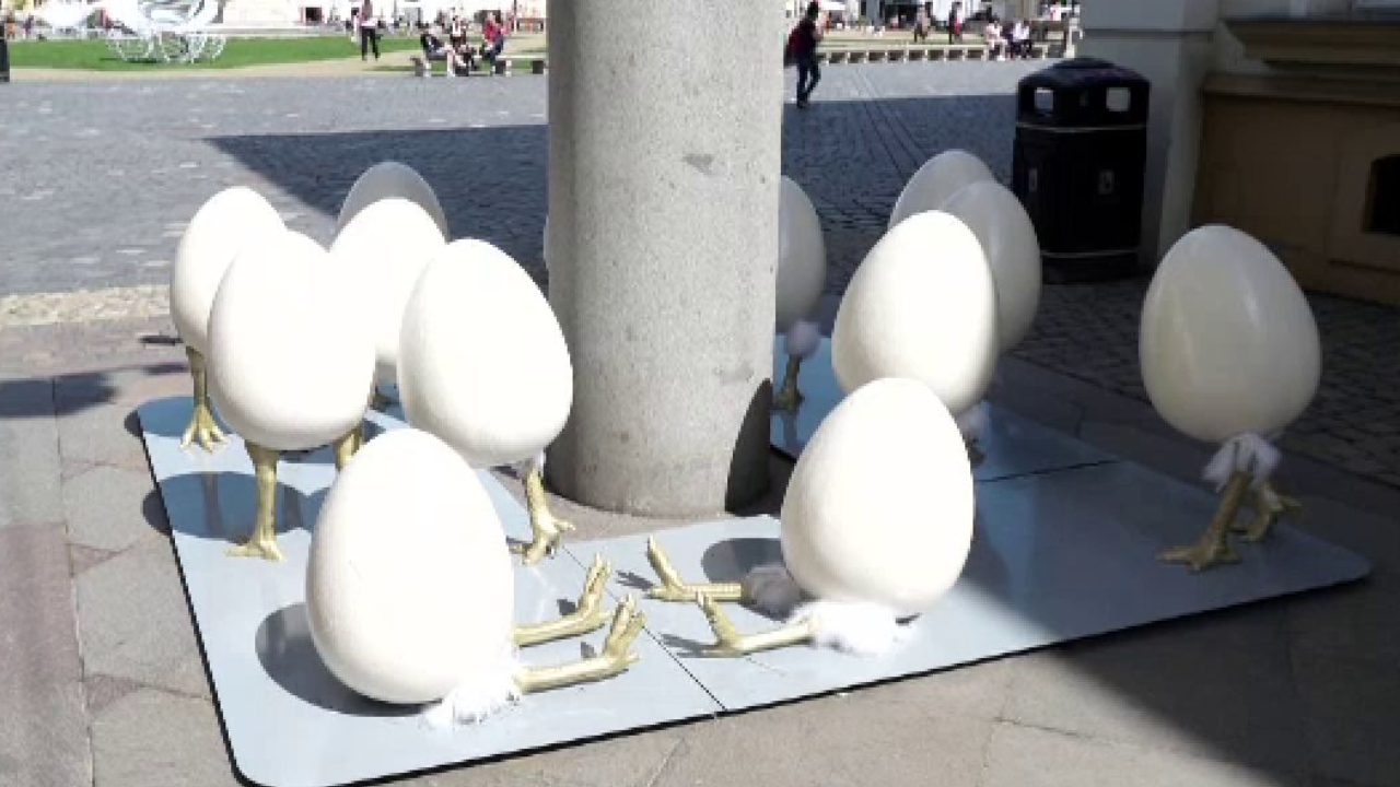 Decorațiuni de Paște scandaloase la Timișoara. Ouă cu pene și picioare de 500 de euro la baza unei statui FOTO