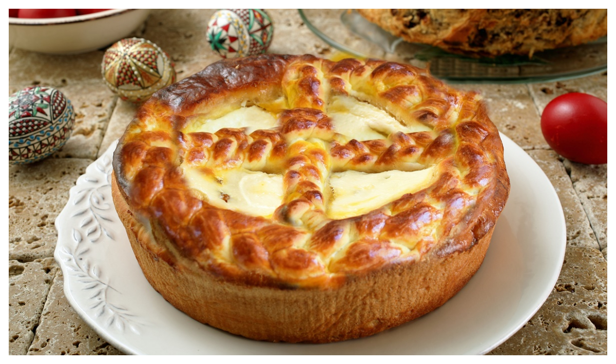 Rețeta de pască cu brânză sărată, ceapă verde și șuncă. Va dispărea instant de pe masa de Paște
