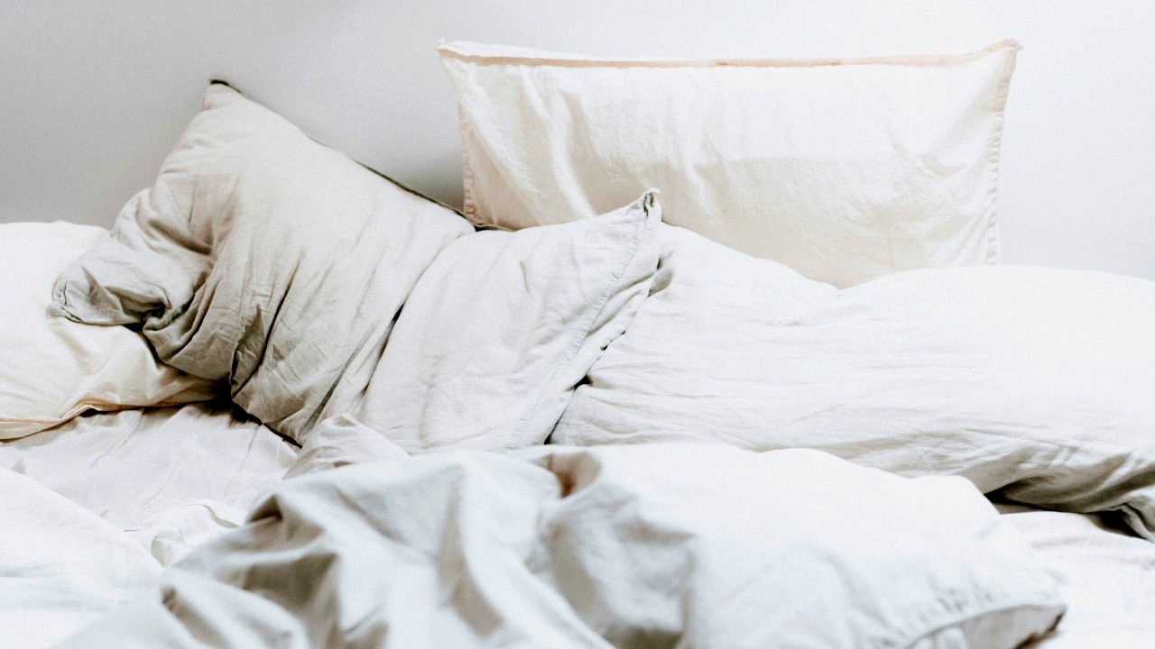 Persoanele care nu își fac patul dimineața sunt mai eficiente la locul de muncă. Ce spun psihologii despre acest obicei