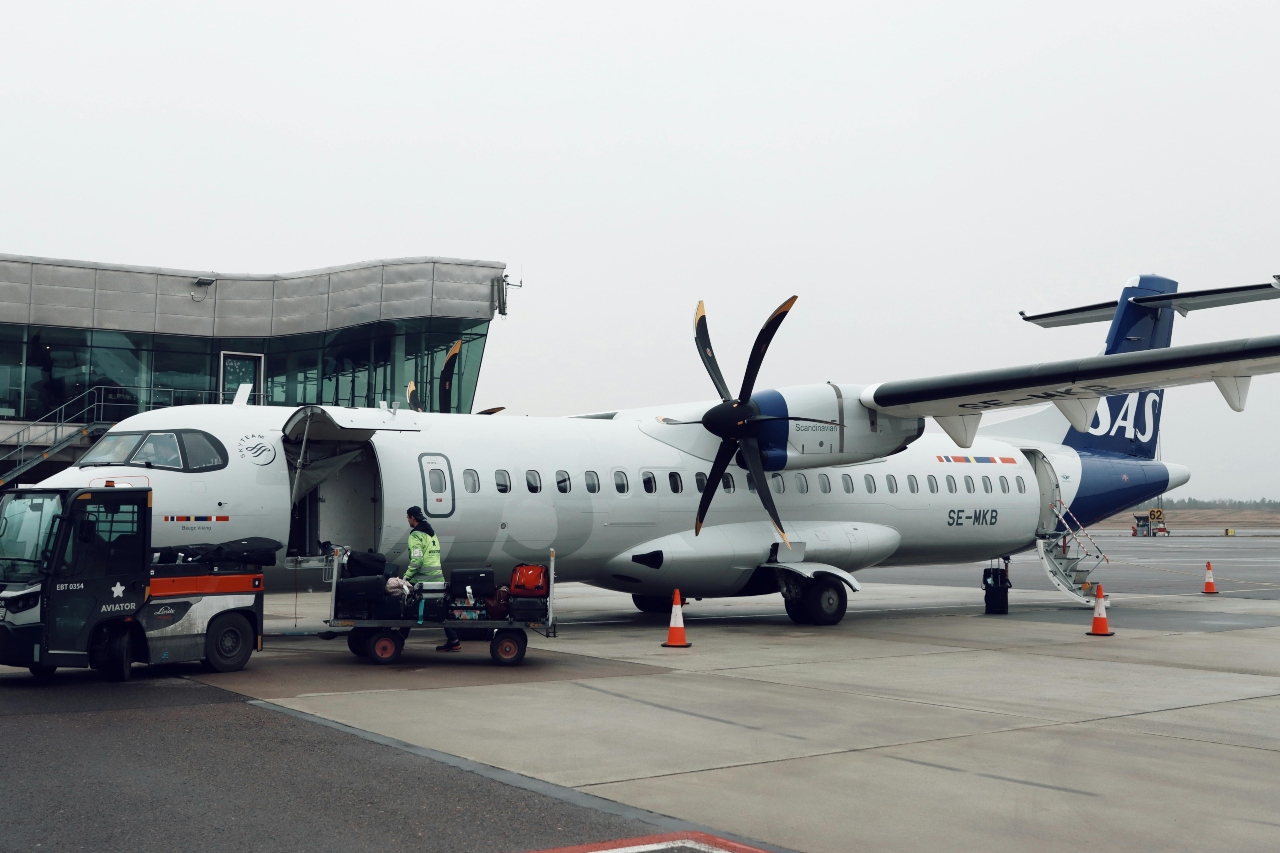 Criza de kerosen din aeroporturi pare să se amplifice. O importantă companie aeriană anulează 1.000 de zboruri!