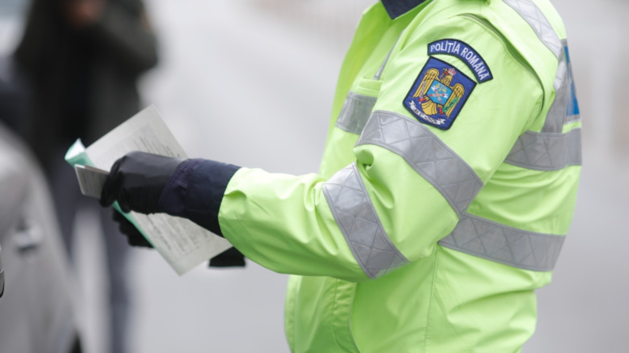 Un deputat USR cere printr-un proiect de lege ca șoferii să nu mai fie amendați dacă nu prezintă fizic permisul și talonul mașinii