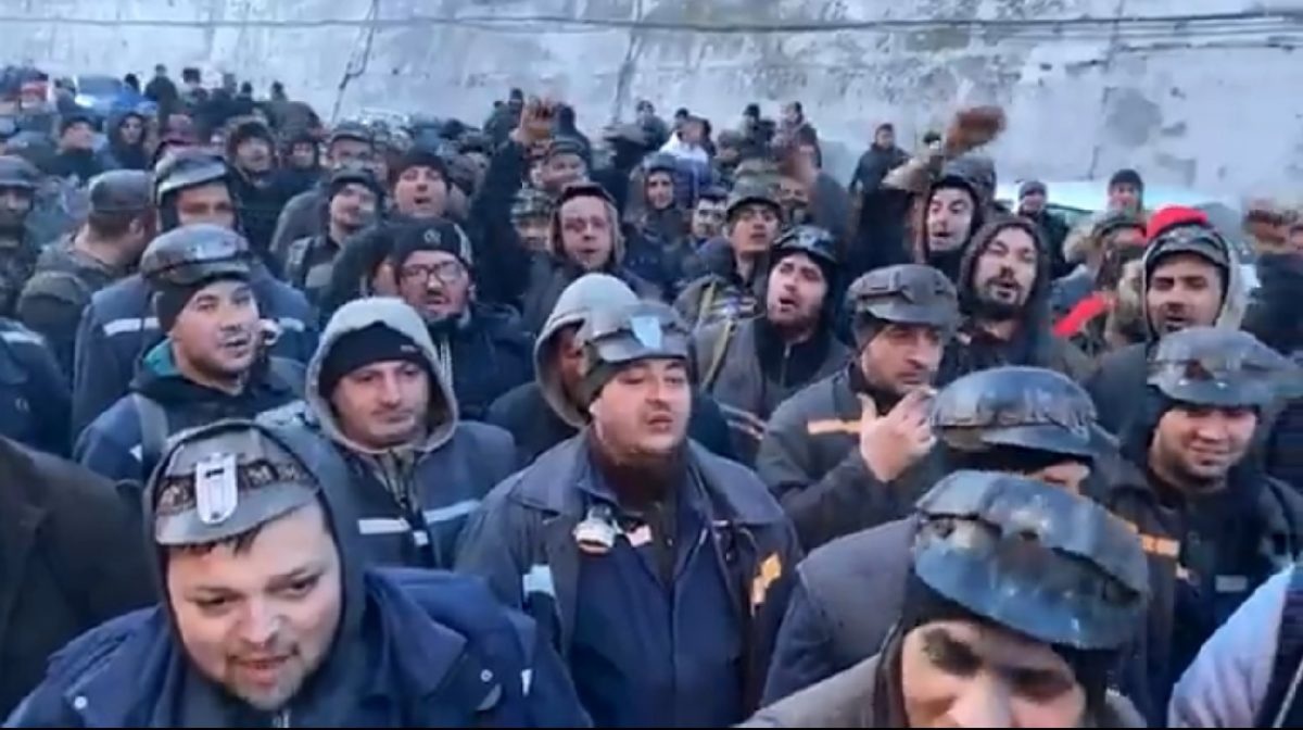 Disperare pentru 1500 de angajați. Sunt șomeri de azi, 1 aprilie. Mai mulți muncitori s-au blocat în subteran, în semn de protest: „Ce spuneți guvernanților, vă place în ce hal ați adus județul acesta?”